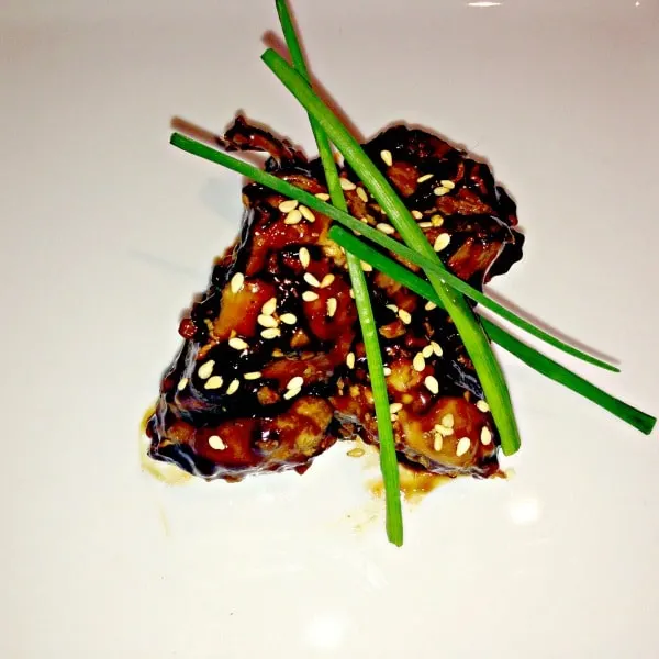 Teriyaki chicken with sesame seeds and chives on top