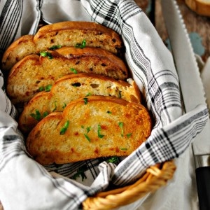 A photo of 4 slices of Texas Toast in a basket