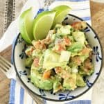 View from above of Guacamole Receta Facile in blue and white bowl, fork and blue napkin