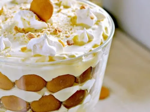 A photo of Mawmaws Banana Pudding up close in the trifle bowl