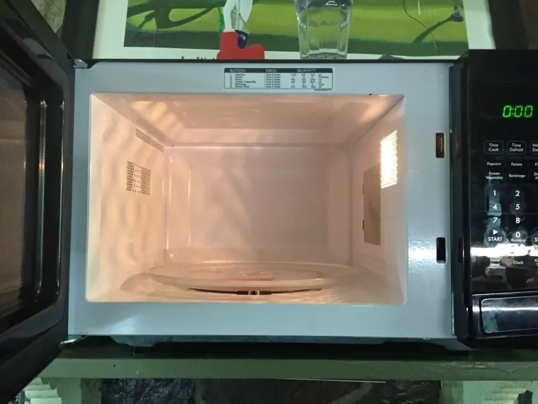 How to clean the microwave without chemicals
