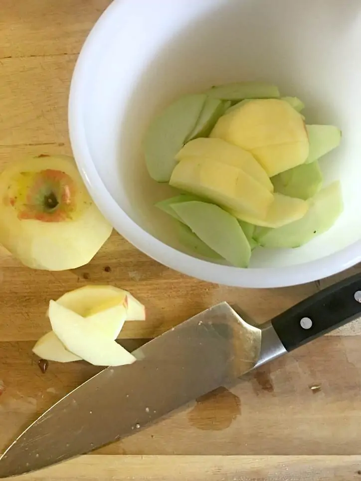 A photo of slicing the apples