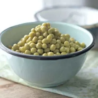 An up close photo of. How to cook canned peas on the stove