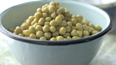 An up close photo of. How to cook canned peas on the stove