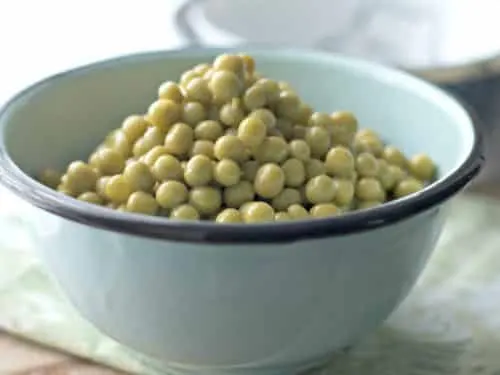 An up close photo of. How to cook canned peas on the stove