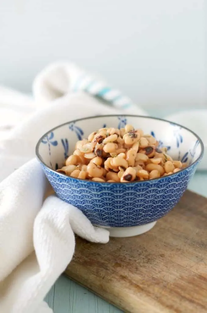 A side view of a bowl of black eyed peas