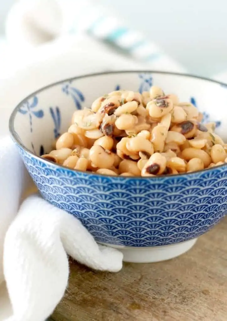 A close up view from the side of a bowl of black eyed peas for How to cook canned black eyed peas