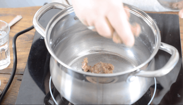 Adding sausage to the saucepan for how to cook canned kidney beans