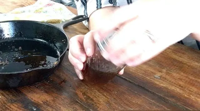 putting the lid on the jelly jar with bacon grease for how to save bacon grease