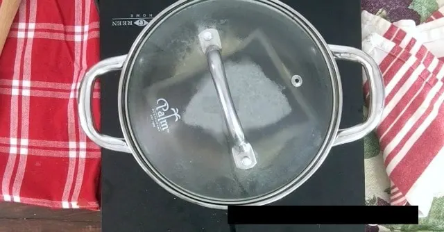 saucepan with lid and towels