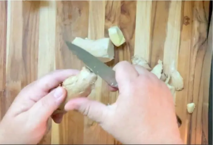 hands peeling garlic