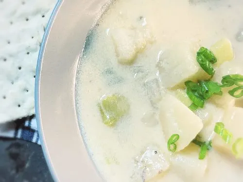 bowl of soup and crackers