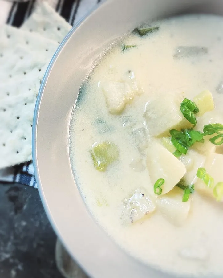 bowl of soup and crackers