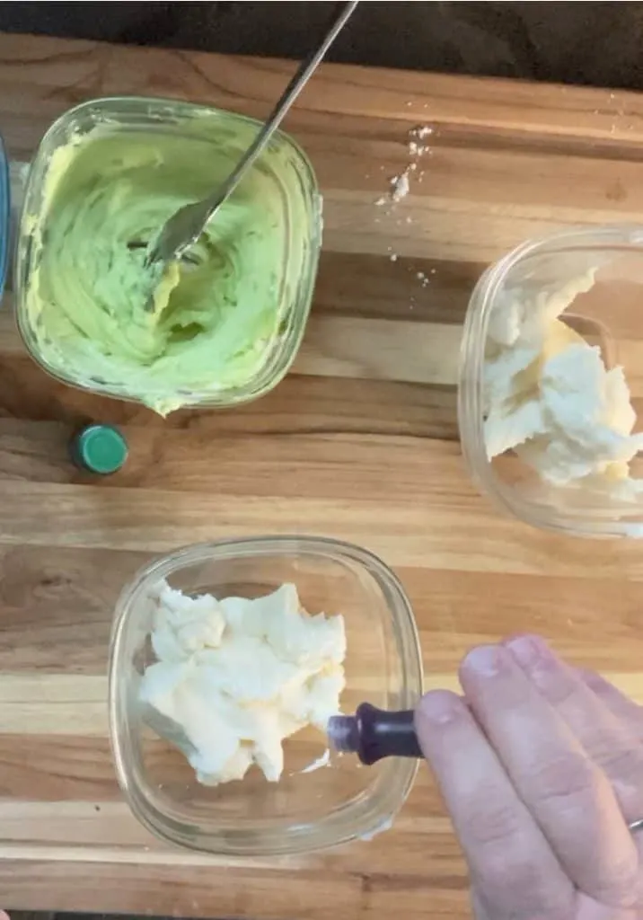 food coloring in frosting