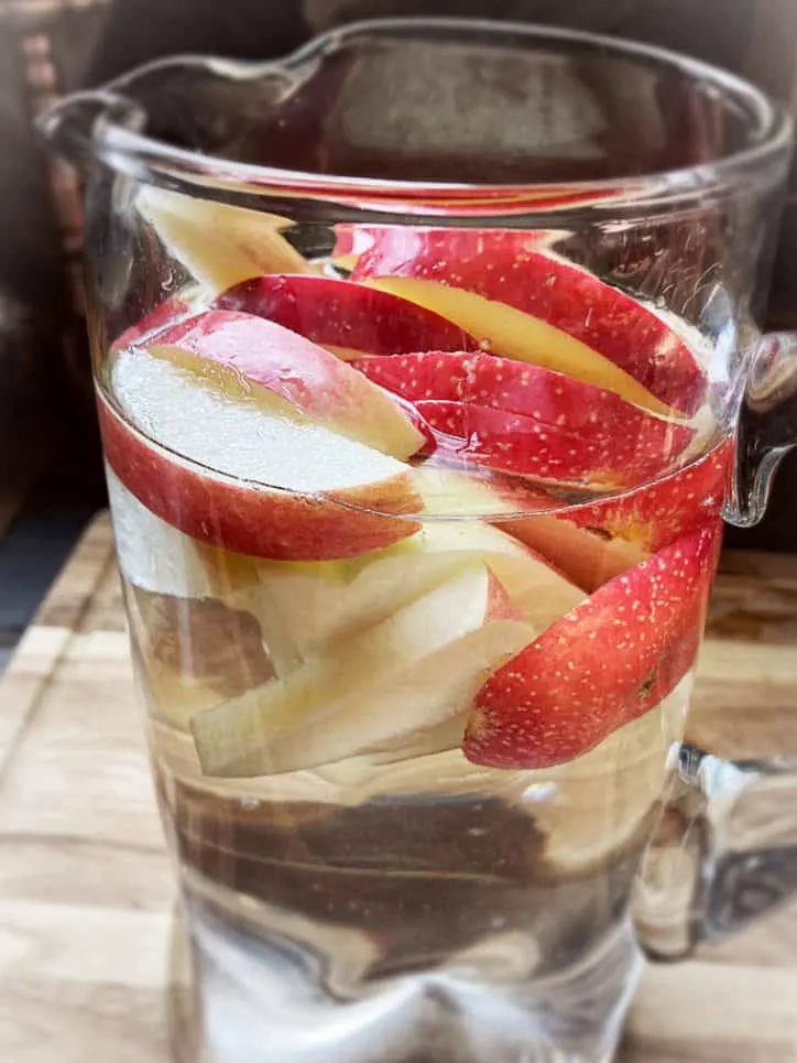apple slices in water