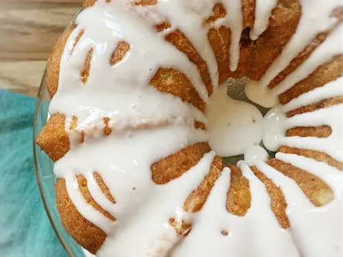 Louisiana Crunch Cake and table