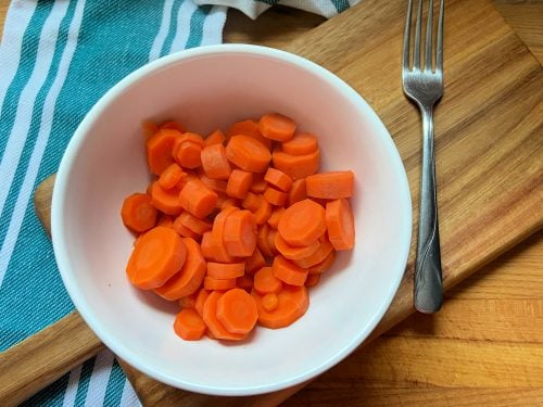 sliced carrots in white bowl