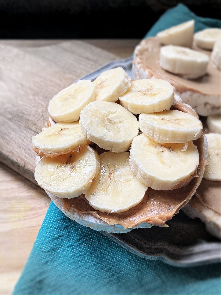 banana on rice cake with peanut butter
