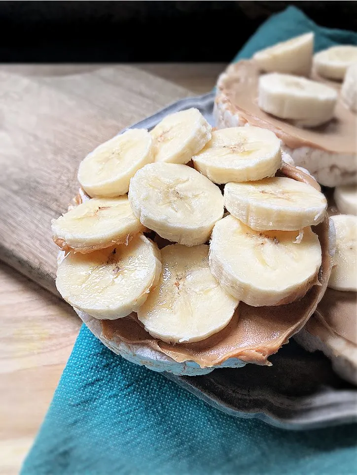 banana on rice cake with peanut butter