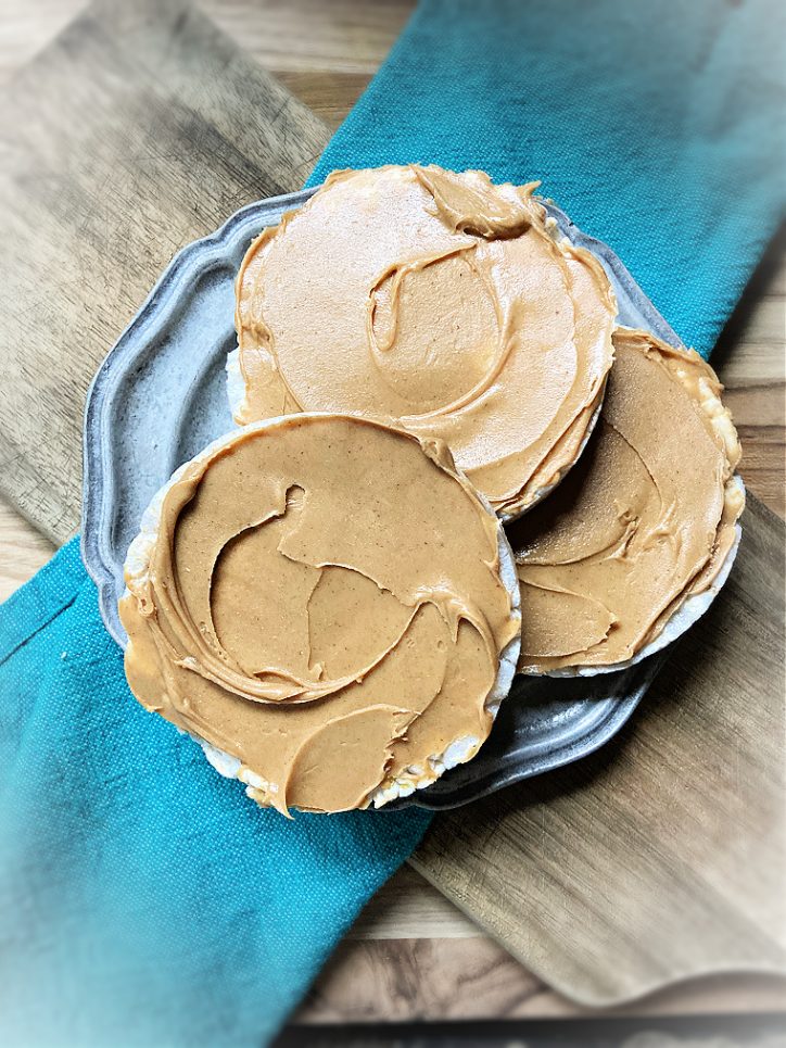 rice cakes with peanut butter