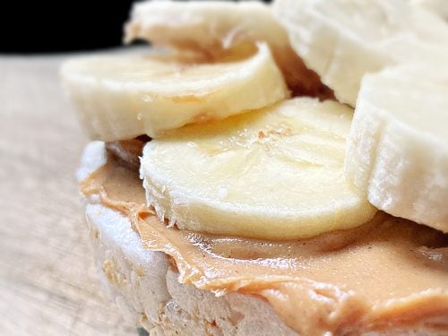 3 rice cakes with peanut butter and banana