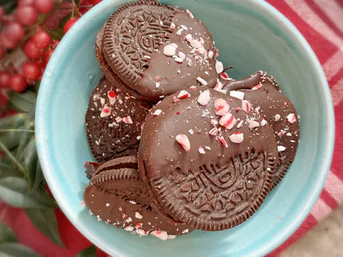 chocolate dipped oreos with peppermints