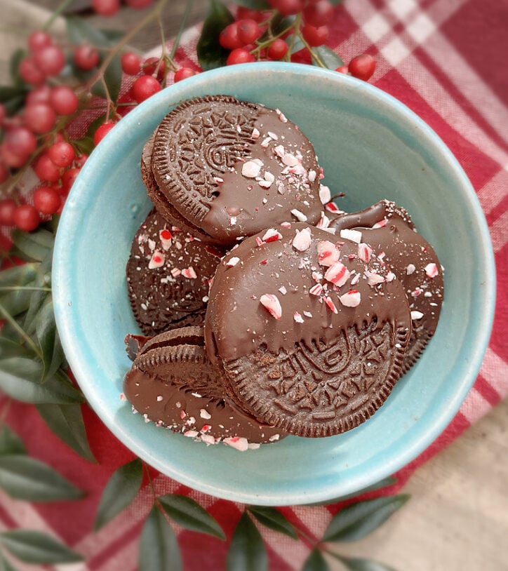 chocolate dipped oreos with peppermints