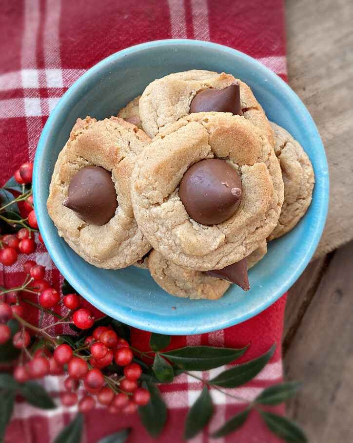 thumbprint hershey kiss cookies