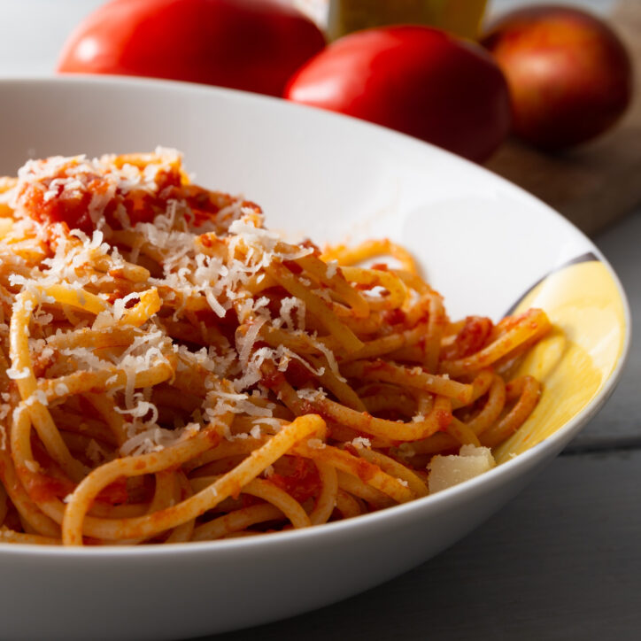 How to Make spaghetti with ground beef and ragu sauce in a bowl