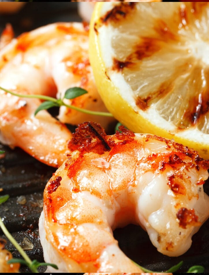 shrimp on the grill with lemon