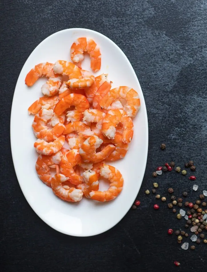 how to boil shrimp on white plate