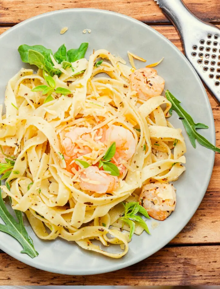 plate of shrimp alfredo