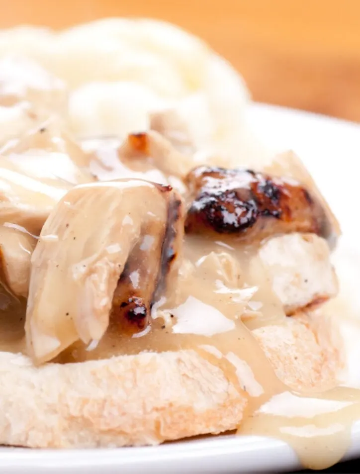 easy chicken and gravy on toast