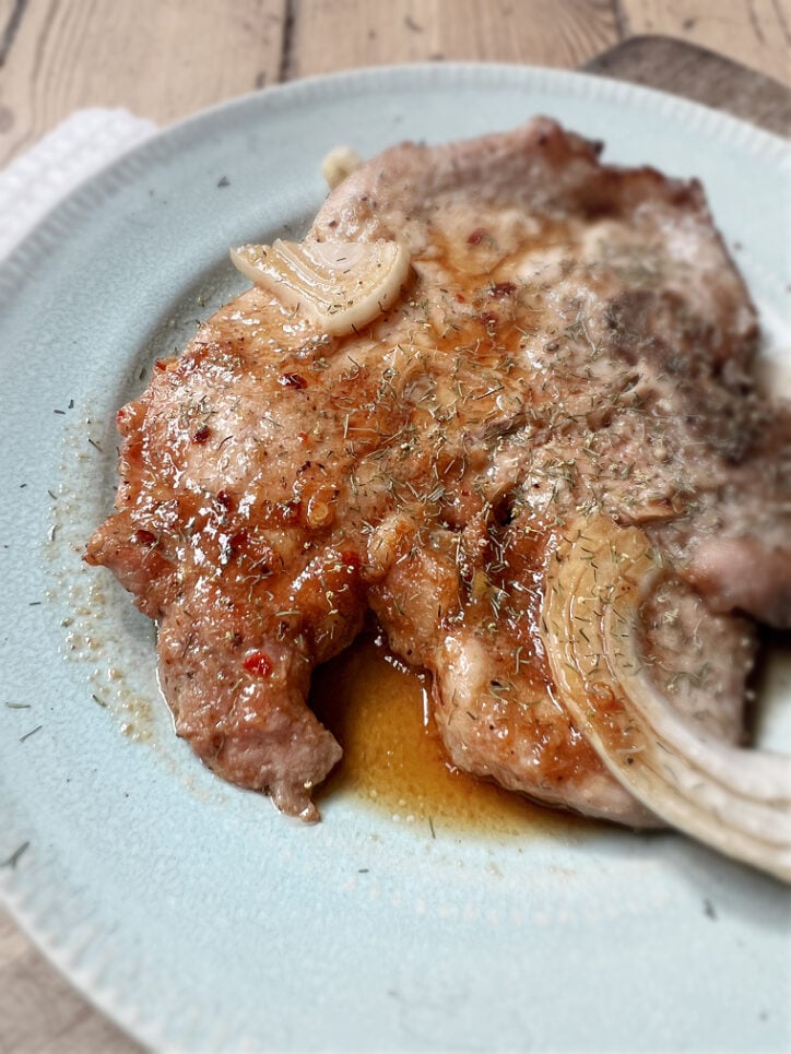 how to bake thin pork chops with onion