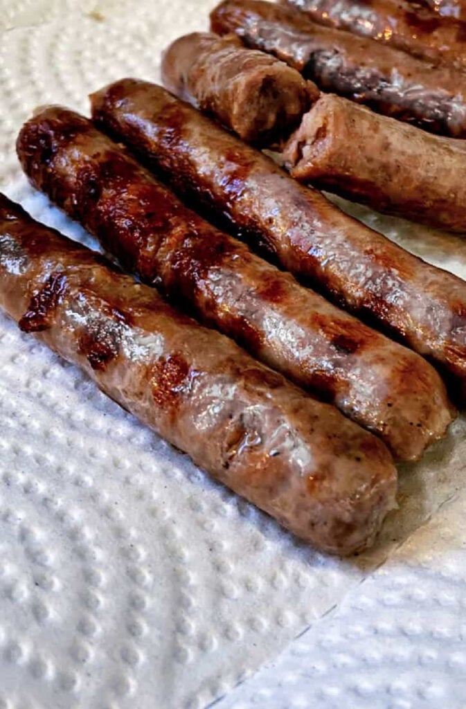 sausage links draining on a paper towel. 