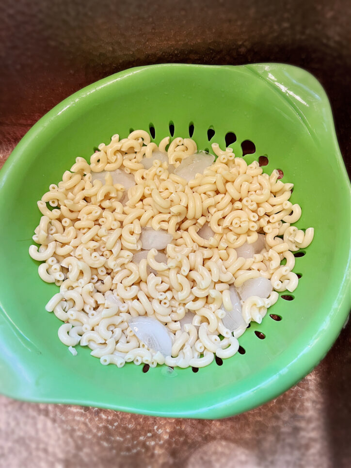 Cooling down cooked pasta 
